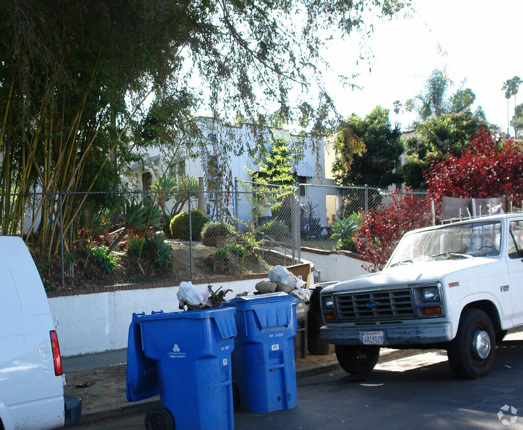 Building Photo - 1400-1404 Edgecliffe Dr