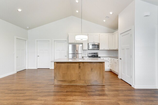 Building Photo - 400A Rose Dr