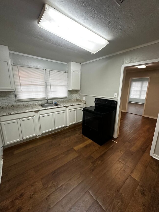 Building Photo - Southern Hills Cozy 2-Bedroom Rental with ...