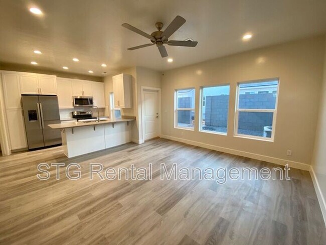 Building Photo - 3865 Platinum Dr