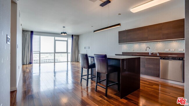 Foto del edificio - 3785 Wilshire Blvd