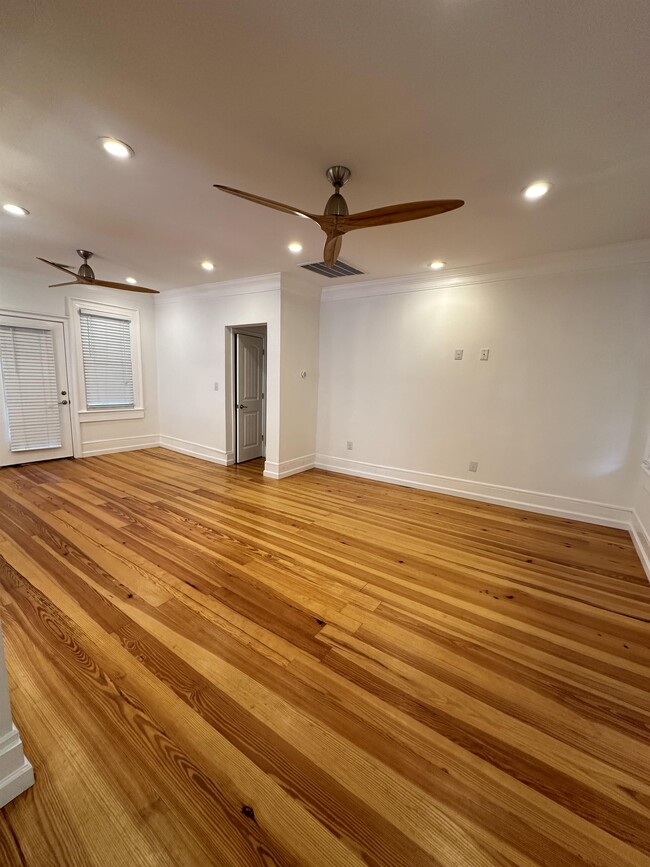 Building Photo - 914 Maupas Ave