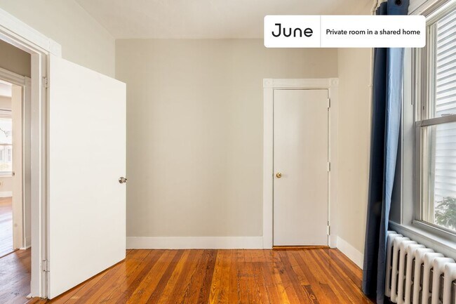 Foto del edificio - Private bedroom in 4 bed/1 bath Home