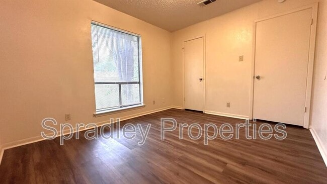 Building Photo - 405B Cheyenne Dr