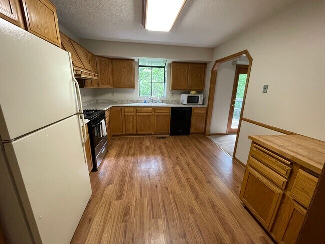 Building Photo - Stunning 5 Bedroom 3 Bathroom home in Lino...