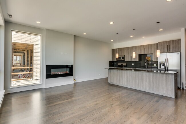 Foto del edificio - 2351 N Seeley Ave