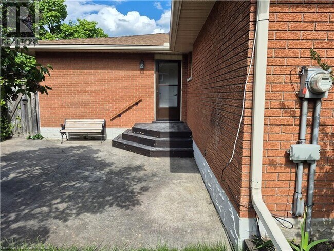 Building Photo - 37 Montcalm Dr