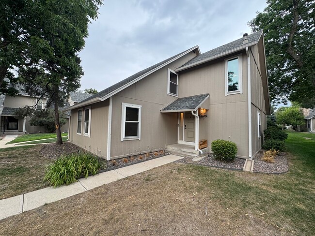 Aurora Townhome Right on the Golf Course - Aurora Townhome Right on the Golf Course