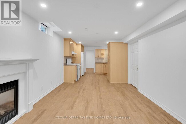 Building Photo - 40 Venetian Crescent