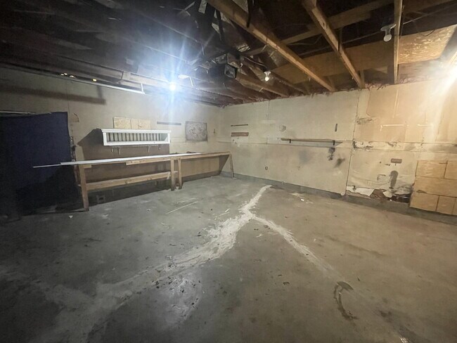 Foto del edificio - 2 Bedroom with huge, attached garage/workshop combo (has electricity)