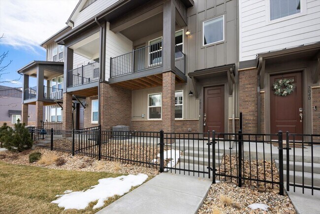 Foto del edificio - Gorgeous NEW Three Story Townhome with two car attached garage!