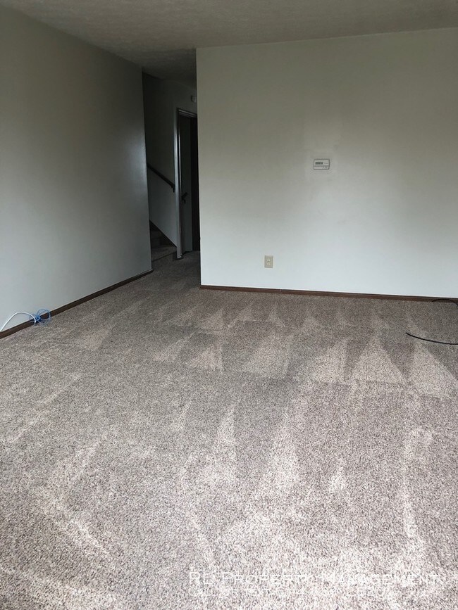 Building Photo - 2 bedroom 1.5 bathroom duplex in Reynoldsburg