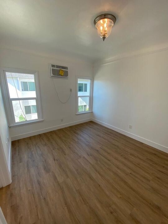 Building Photo - 559 Normandie Ave