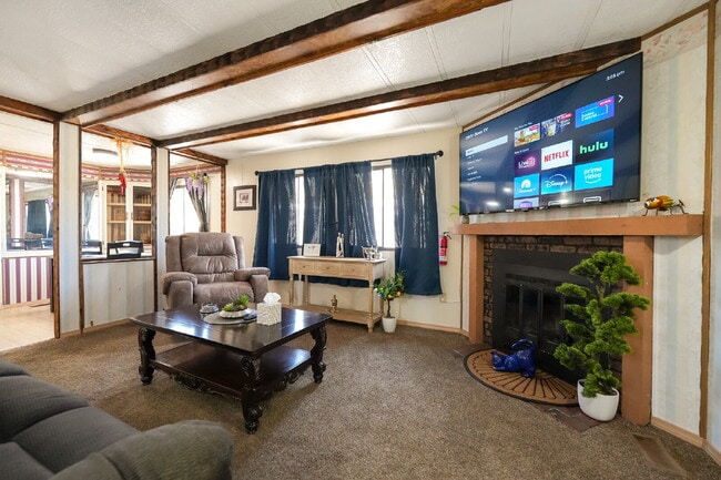 Building Photo - Stylish & Spacious 2-Bedroom Mobile Home