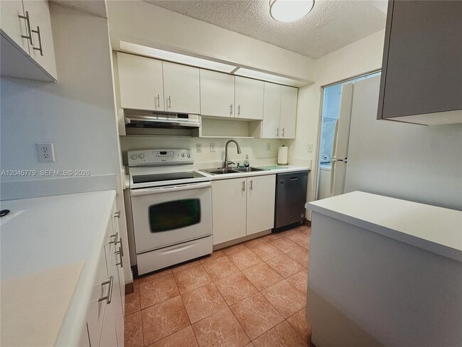 Foto del edificio - 927 NE 199th St