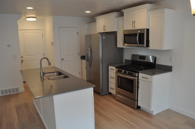 Building Photo - 14928 Messi St