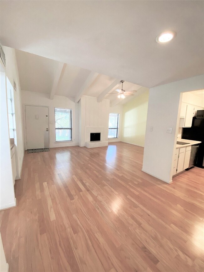 Foto del edificio - 5711 Sugar Hill Dr