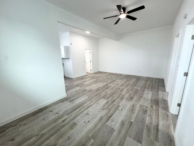 Building Photo - 2/1 with parking near Downtown! Move in re...