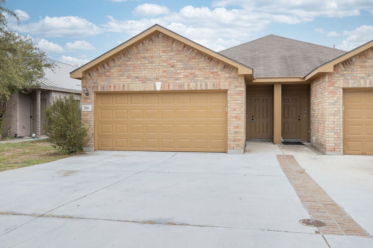 Foto principal - AVAILABLE NOW! 3 BEDROOM DUPLEX LOCATED IN...