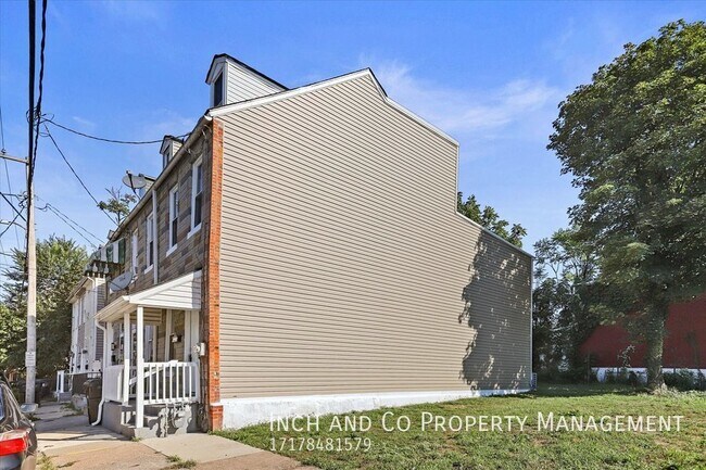 Building Photo - 3 bedroom 1.5 bath townhome Old Uptown Har...