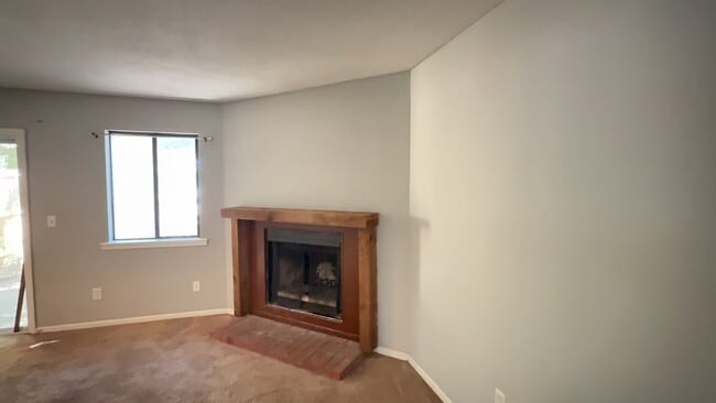 Building Photo - Updated 2-Bedroom Townhome Across from Sum...