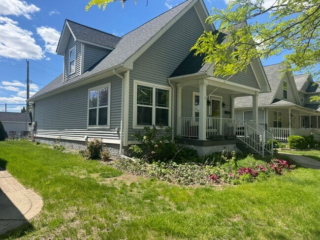 Building Photo - Beautiful 3 Bedroom Home Near the Detroit River!
