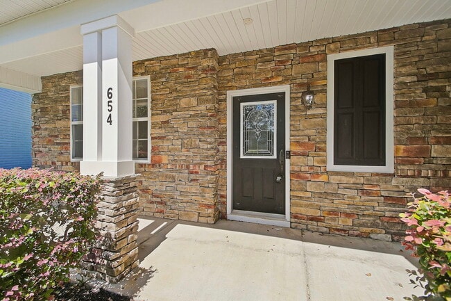 Foto del edificio - 654 Grassy Hill Rd