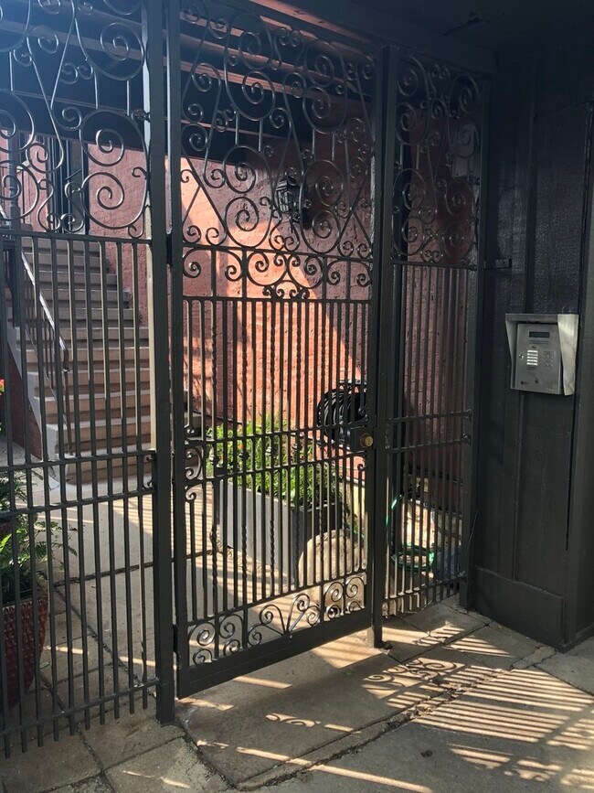 Foto del edificio - 2216 N Geneva Terrace