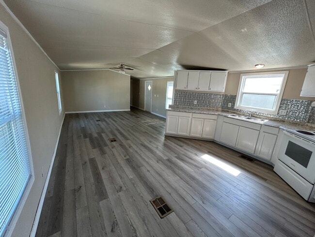 Building Photo - 820 Depot St