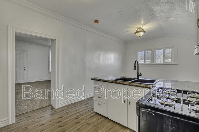 Foto del edificio - 741 E Center St