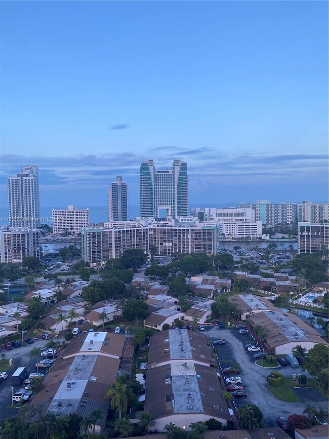 Building Photo - 2500 Parkview Dr