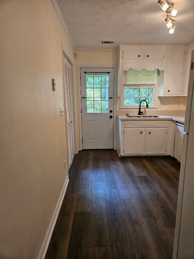 Foto del edificio - Charming 2-Bedroom Duplex in Prime Location