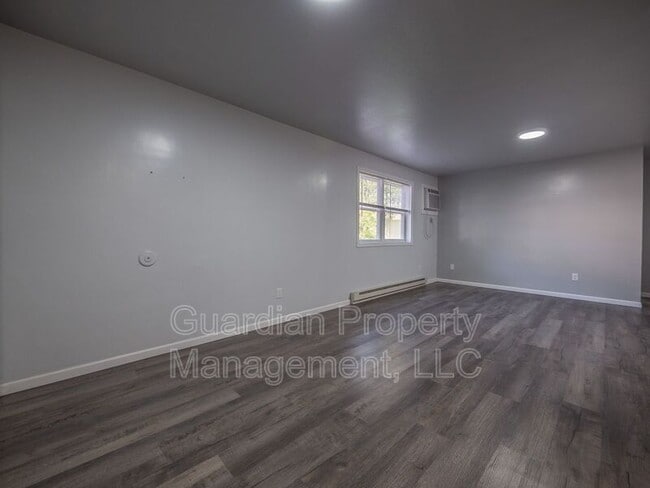 Building Photo - 1104 N Walnut St