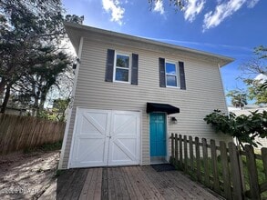 Building Photo - 829 N Oleander Ave