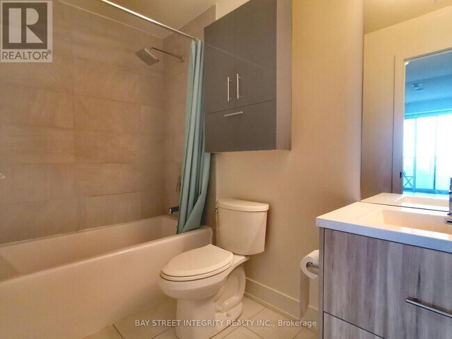 Photo du bâtiment - 180-1180 Fairview Mall Dr
