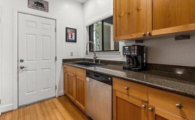 Foto del edificio - Gorgeous Two-Bedroom Condo with Golf Cours...