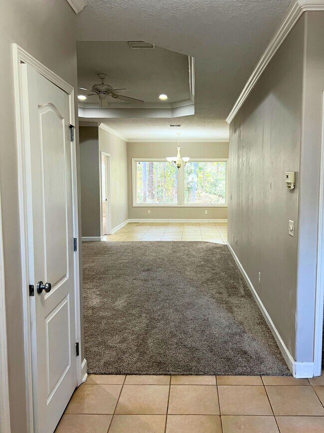 Building Photo - Amenities + landscaping ! 3/2