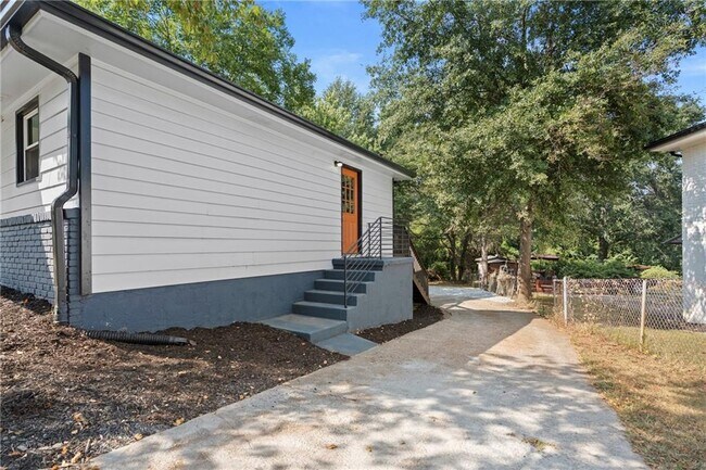 Foto del edificio - 33 Smyrna Powder Springs Rd SE