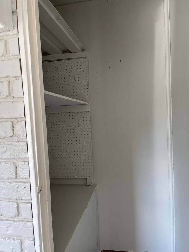 Building Photo - 2-3 Bed Home Available on Quiet Street Newly Renovated!!!