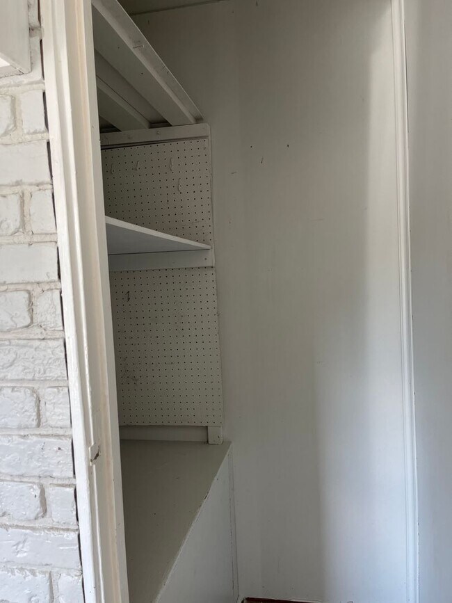 Foto del edificio - 2-3 Bed Home Available on Quiet Street Newly Renovated!!!