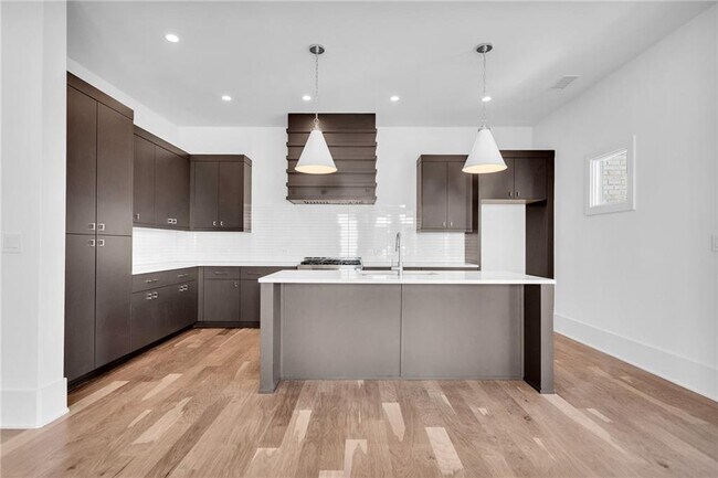 Building Photo - 10965 Serenbe Ln