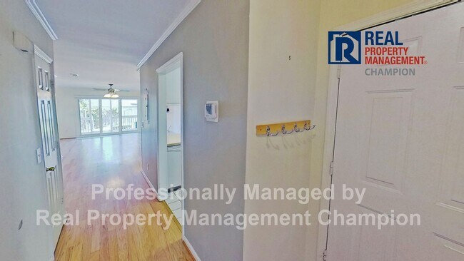 Foto del edificio - Spacious End Unit Townhome with Private De...