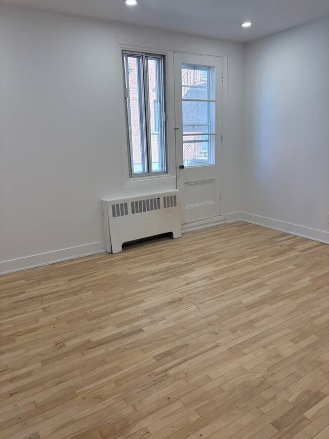 Photo du bâtiment - 4940 Edouard Montpetit Blvd