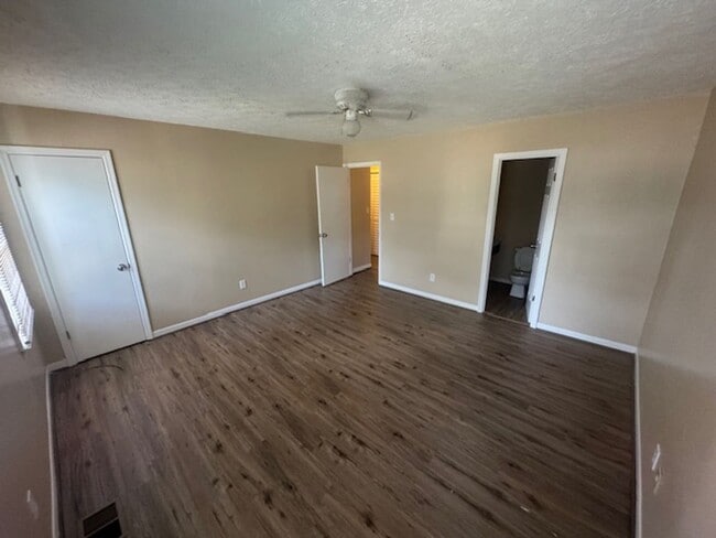 Building Photo - 112-114 Northwoods Drive