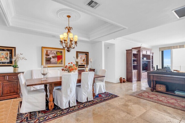 Foto del edificio - Step into luxury with this fully furnished PH offering stunning ocean and bay views. Located in t...