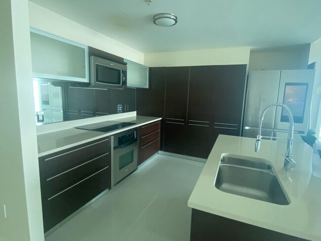 Building Photo - 1900 N Bayshore Dr