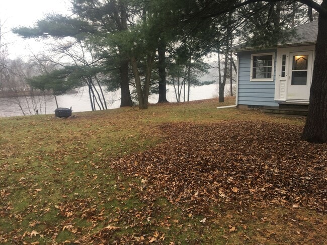 Building Photo - 3320 Riverview Dr