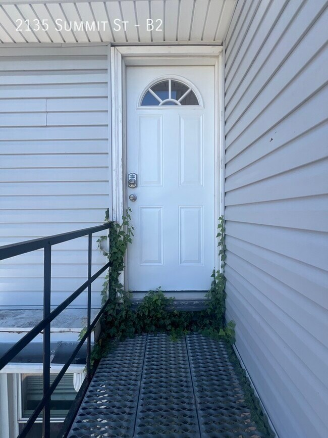 Building Photo - Large 2 bed Near OSU campus AVAILABLE NOW