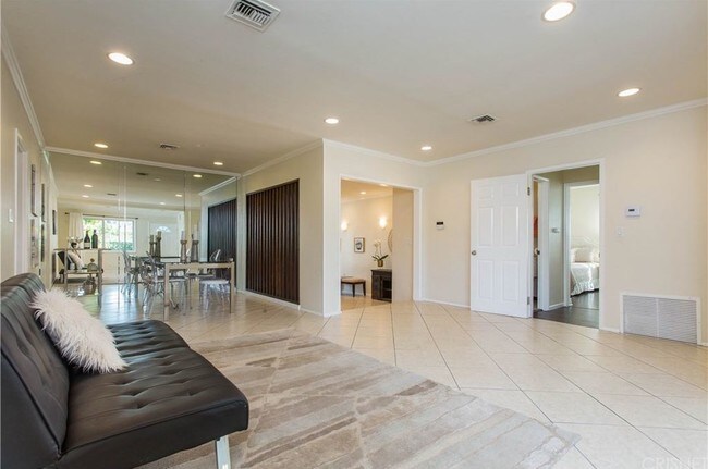 Main House, Family Room - 5732 Rhea Ave