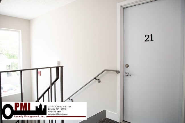 Building Photo - 2 Bedroom and 1 Bathroom Apartment Availab...